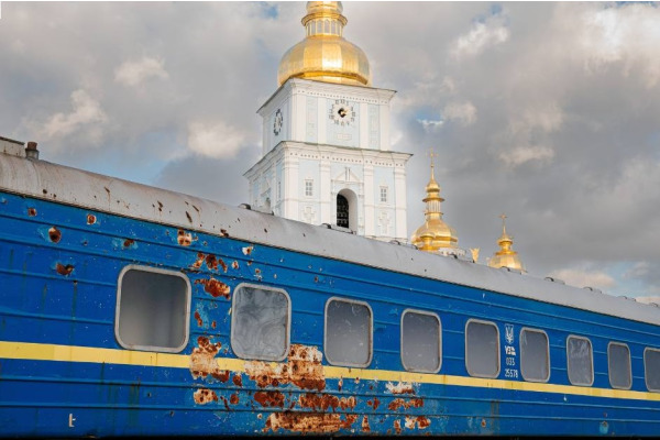 У Києві встановили інсталяцію з пошкодженим вагоном ірпінського поїзда (ФОТО)
