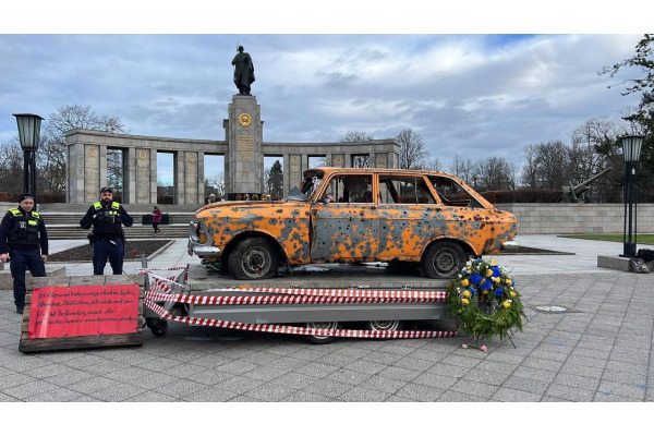 Розстріляне рашистами авто з Ірпеня виставили біля генконсульства рф в Німеччині (ФОТО)