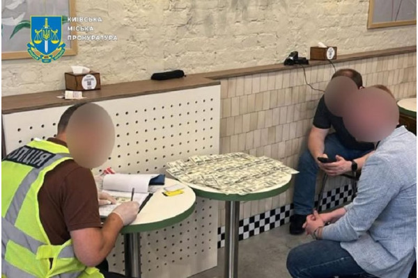 Пропонував за хабар оновити військово-облікові дані в ТЦК Київщини: затримали працівника суду