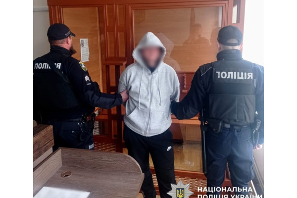 У Славутичі чоловік серед білого дня пограбував магазин: поліція затримала фігуранта