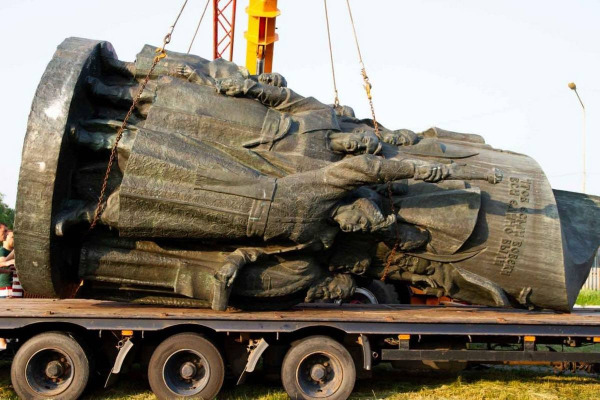 У Переяславі знесли пам'ятник на честь 325-річчя Переяславської ради