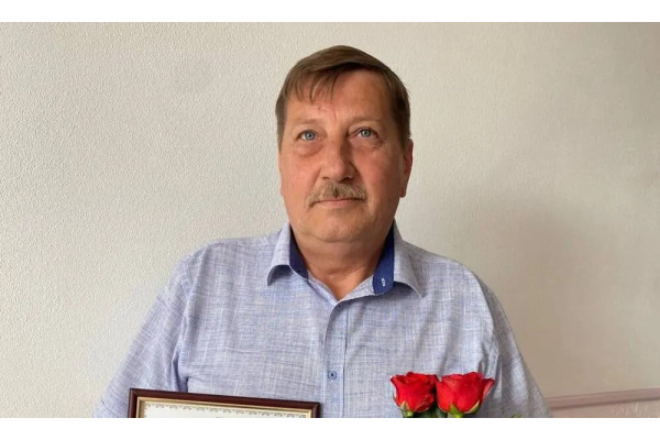 Водій шкільного автобуса, що рятував сотні під обстрілами отримав подяку від обласної ради