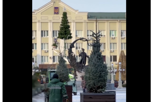 На Центральній площі Ірпеня висаджують 20 блакитних ялинок