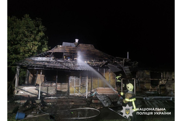 Поліція Київщини розслідує обставини пожежі на Бориспільщині, в якій загинула жінка
