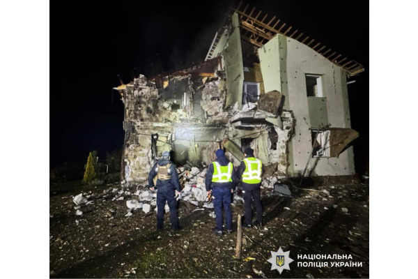 Поліцейські Київщини документують наслідки атаки рф у столичному регіоні: постраждала жінка