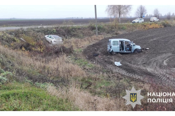 На Обухівщині зіткнулися Tesla та Renault: обох водіїв госпіталізовано