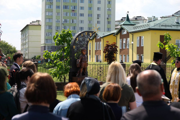 На Київщині відкрили пам'ятний знак дітям, яких вбила росія