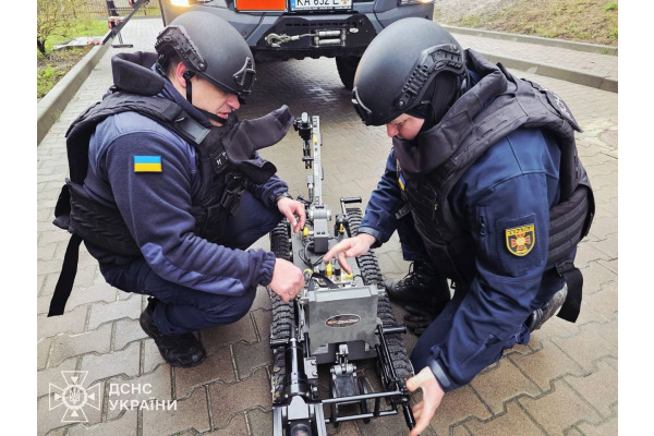 У Вишгороді піротехніки ДСНС провели унікальну операцію з розмінування даху багатоповерхівки