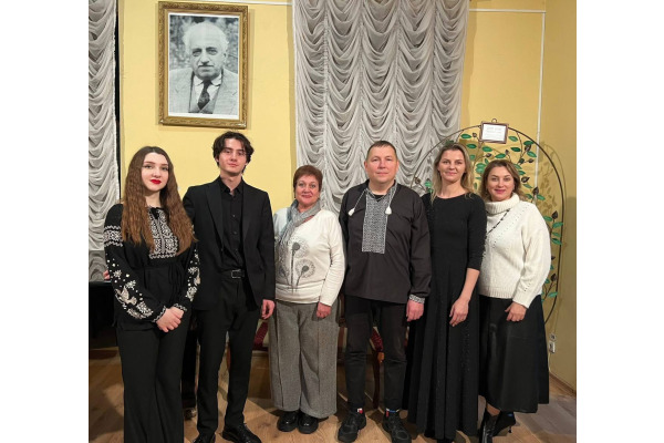 Авторський концерт Золтана Алмаші: у Ворзелі прозвучала "Легкоплинність"
