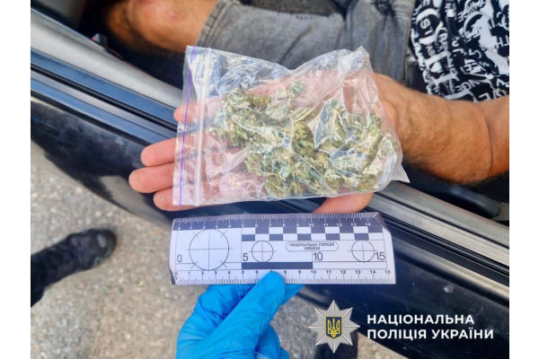 Зберігав та збував наркотики: поліцейські Київщини повідомили про підозру мешканця Броварщини