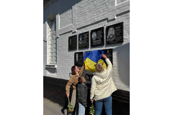 У Рокитному відкрили пам’ятну табличку на честь загиблого воїна Руслана Добровенка