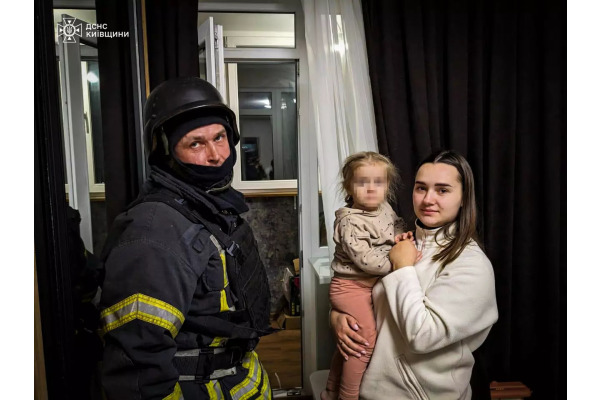 Дворічна дитина зачинила маму на балконі в Ірпені — рятувальники оперативно зреагували