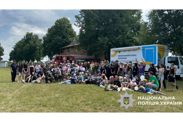 Безпечний літній відпочинок: ювенальні поліцейські Київщини завітали в дитячий табір на Обухівщині