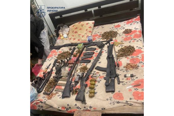 На Київщині затримали чоловіка, який зберігав кулемет, гранати та понад півтори тисячі набоїв