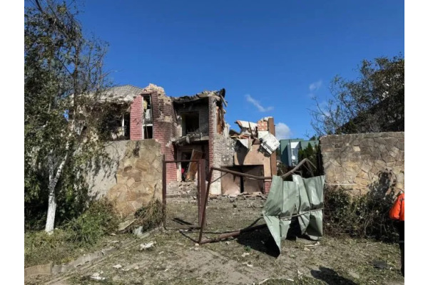 В Ірпені уламки БпЛА пошкодили щонайменше шість будинків: є постраждала