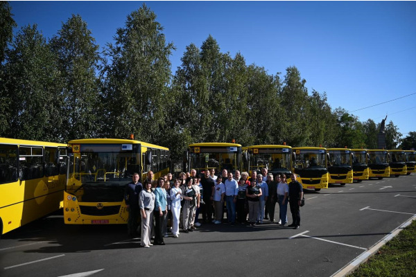 На Київщині десять громад отримали нові сучасні шкільні автобуси