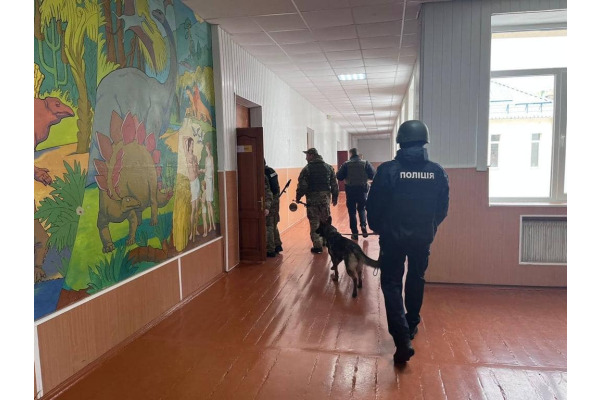 Правоохоронці перевірили в Ірпені ліцей, якому надіслали лист із погрозами