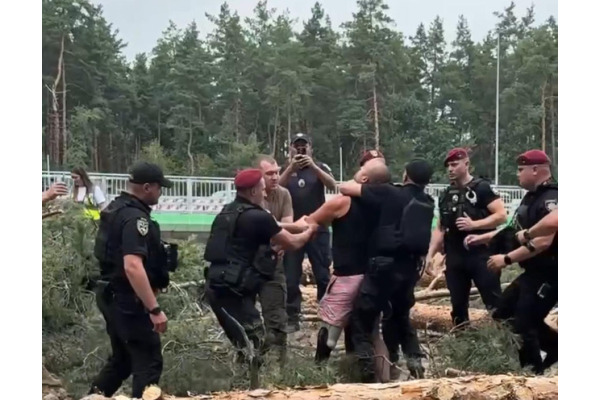 У Мархалівському лісі затримано ветерана війни під час акції протесту проти вирубки дерев