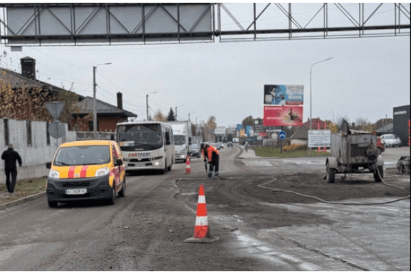 Довгобуд дороги між Крюківщиною та Гатним зрушив із місця (ФОТО)