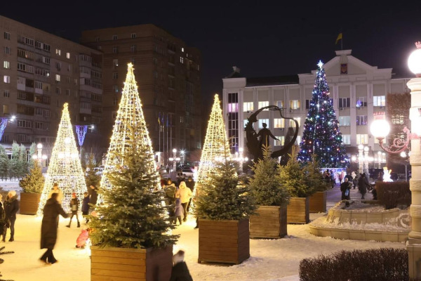 На центральній площі Ірпеня засяяла головна ялинка міста