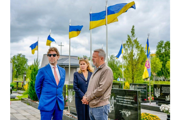 Італійський посол з дружиною відвідали Бучу