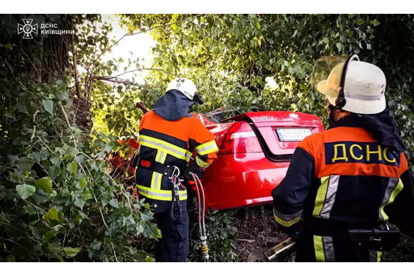 Троє загинуло: на Броварщині авто на швидкості влетіло в дерево