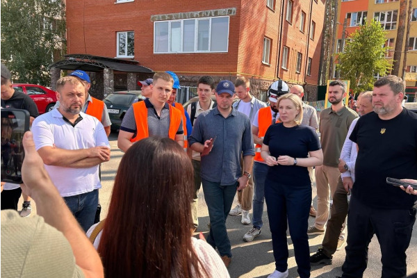 В Ірпені та Горенці перевірили хід робіт у будинках, які допомагає відновити МОМ