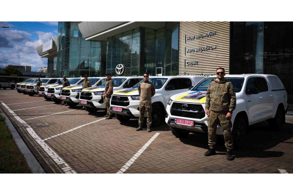 Військові 114-тої окремої бригади отримала пікапи Toyota Hilux