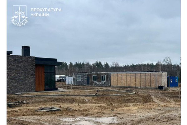 Замість 10 модульних будинків під Києвом збудували лише три