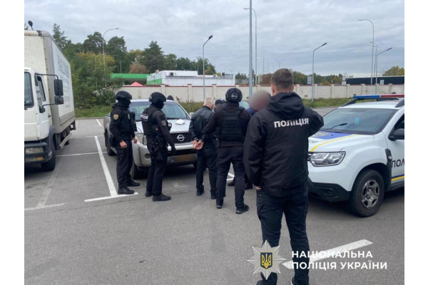 На Київщині викрили чоловіка, який вимагав хабар за «вплив» на виділення коштів для дронів