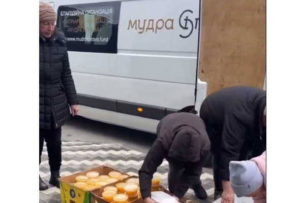 Благодійники пригостили гарячими обідами мешканців містечка "Ластівка" у Ірпінській громаді