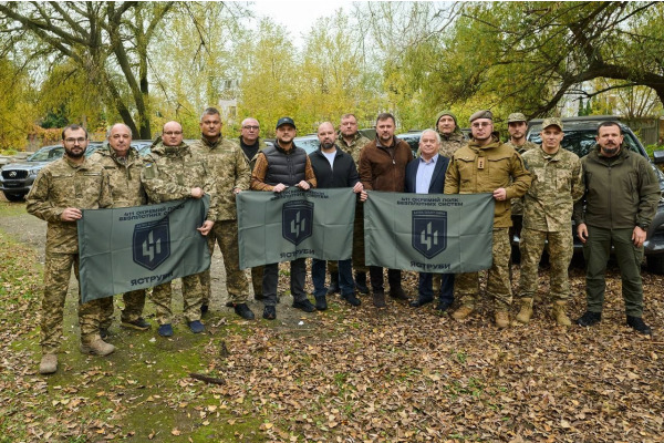 Київщина передала полку «Яструби» десять пікапів до річниці створення підрозділу