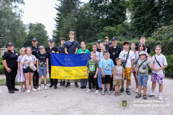 Поліцейські та діти Київщини передали Прапор бійцям бригади "Лють"