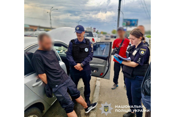 Побив і заштовхав у багажник: на Київщині чоловік викрав знайомого серед білого дня