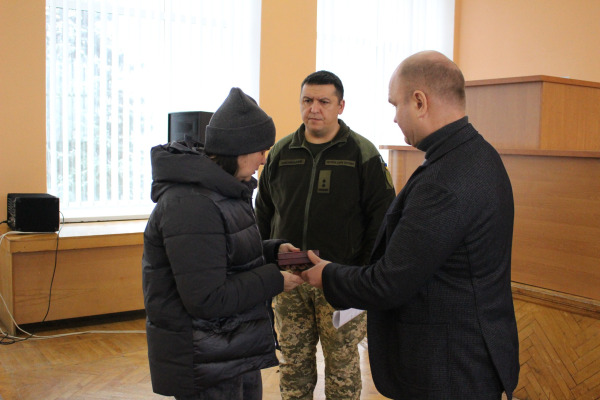 Родині загиблого героя зі Ставищенщини вручили орден "За мужність"
