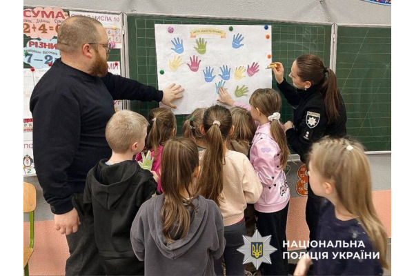 Поліція Київщини навчає школярів захищати себе та знати свої права