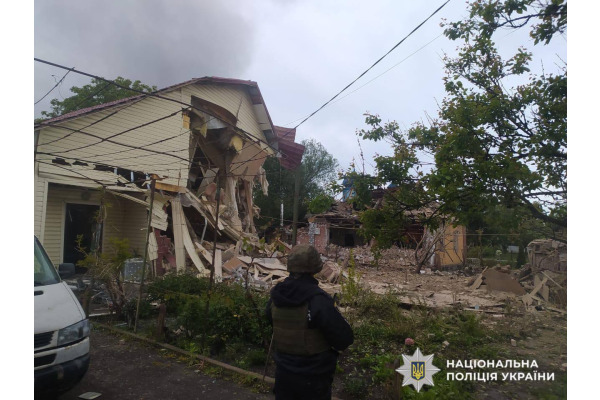 Внаслідок ворожої атаки на Київщині загинула жінка, серед поранених — дитина