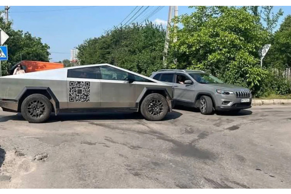 Під Києвом розбили перший в Україні Tesla Cybertruck