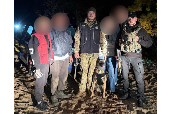 Кінологи поліції Київщини врятували двох грибників, які заблукали в лісі