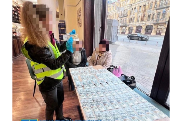 У Київській області затримали військовослужбовицю, яка за винагороду сприяла переведенню військових до тилових підрозділів