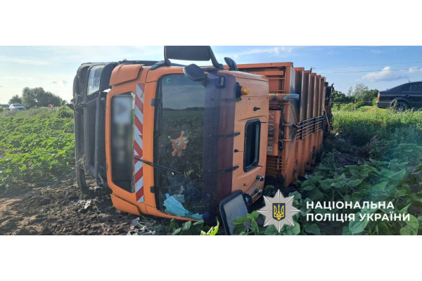 На Київщині сміттєвоз перекинувся у кювет: постраждав пасажир