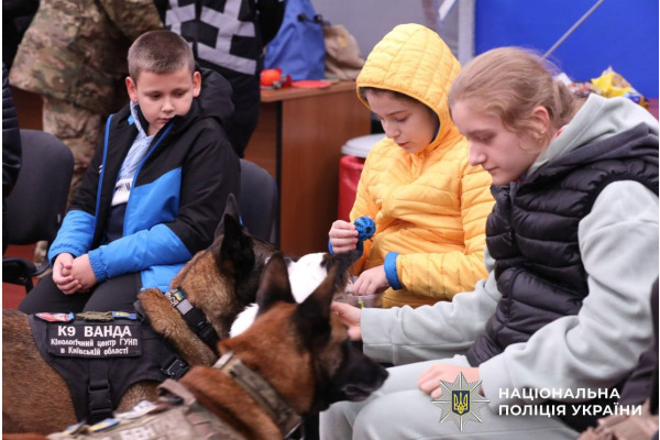 Поліцейські кінологи Київщини підтримали ветеранів та їхні родини у День ментального здоров’я