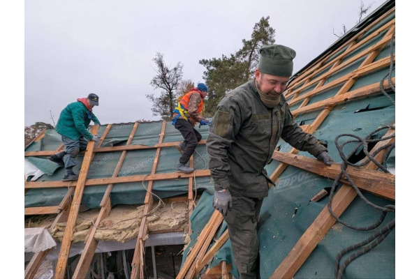 "Добробатівці" допомагають відбудовувати будинок в Ірпені
