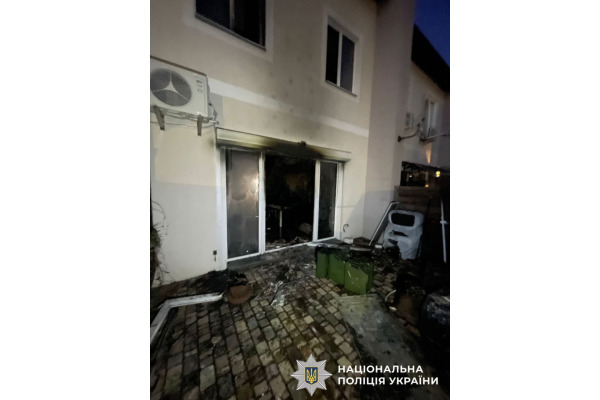 Поліція Київщини з’ясовує обставини пожежі, внаслідок якої постраждали двоє осіб