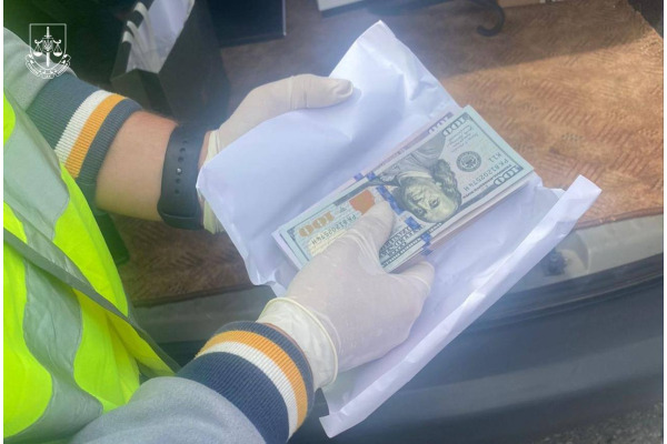 За вплив на ВЛК хотів 15 тисяч доларів: прокуратура затримала білоцерківського посадовця