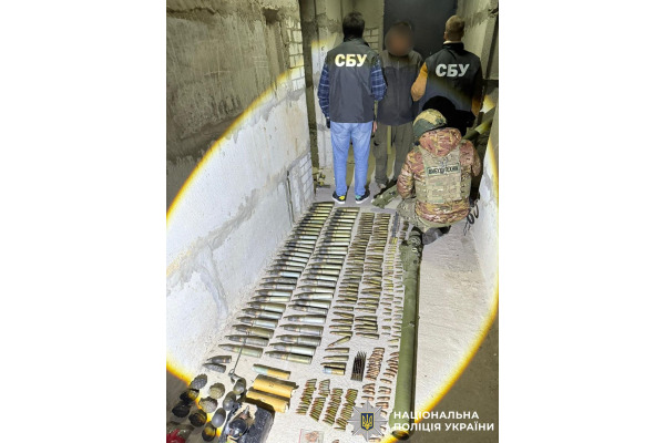 Поліцейські Київщини спільно з СБУ затримали чоловіка, що зберігав вдома арсенал зброї