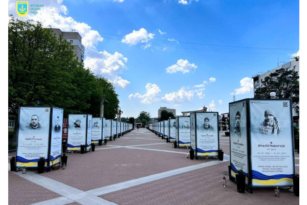 В Ірпені на Алеї полеглих Героїв висадили живі квіти до поминальних днів