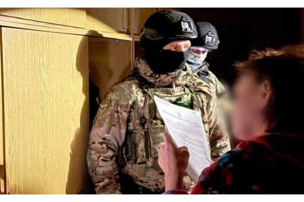 Вимагачі з Київщини та Дніпропетровщини погрозами змушували пенсіонерів купувати БАДи