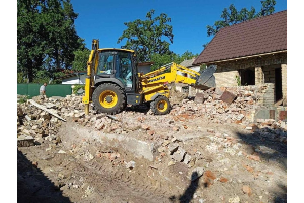 В Ірпені демонтують зруйнований під час бойових дій приватний будинок