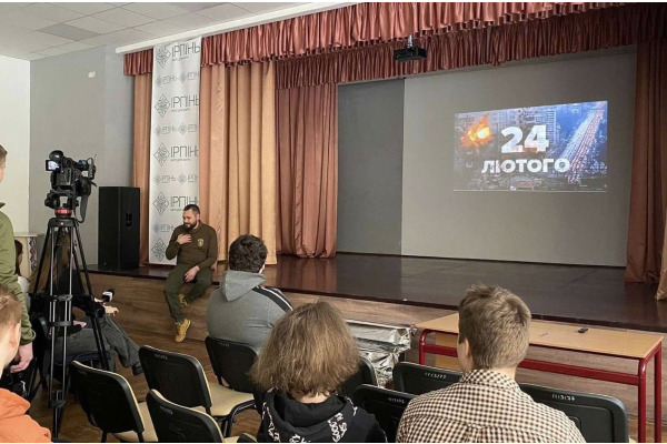 Воїн ЗСУ Дмитро Катрич провів зустріч з учнями Ірпінського ліцею "Мрія" (ФОТО)